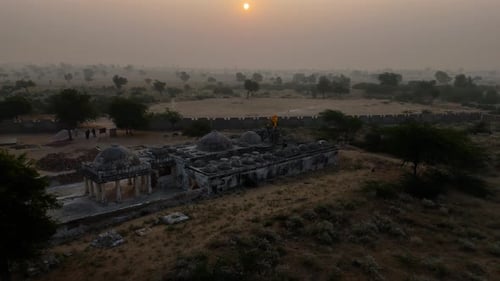 Images aériennes en 4K du temple de Gori, la merveille architecturale jaïne de Nagarparkar