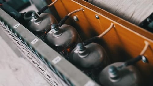 Los tubos del amplificador de audio se calientan dentro del amplificador de sonido vintage