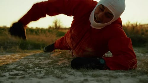 Un astronaute suffocant rampe allongé sur le sol sur une planète à l'atmosphère toxique