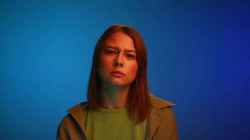 Portrait d'une jeune femme regardant la caméra avec un visage pensant