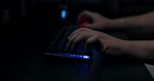 Nahaufnahme von Männerhänden, die Tasten auf der Tastatur drücken