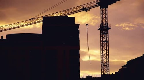 Panorama del sitio de construcción al atardecer