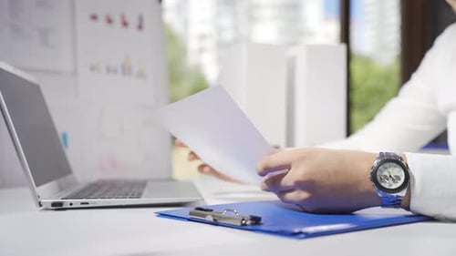 Bankrotter Geschäftsmann traurig und deprimiert.