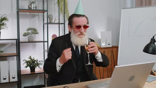 Happy Business Man Dancing Victory Dance feiert den Beginn des Wochenendes, Feiertagserfolge, Sieg im Büro