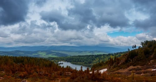 Timelapse de Mountain Lake en verano u otoño
