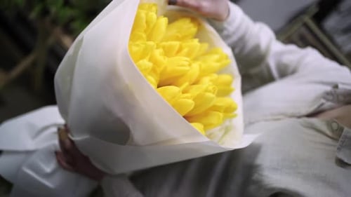 Bouquet
artisanal pour fleuriste. Fleuriste au travail. Un fleuriste fait un bouquet dans le magasin de fleurs Lera Vertical