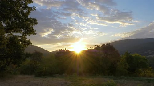 Sonnenaufgang über der provenzalischen Landschaft mit Hügeln und Wäldern in Zeitlupe, es ist die goldene Stunde