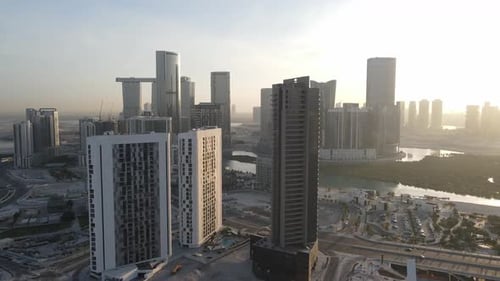 Puesta de sol en Abu Dhabi Vista aérea de la isla de Al Reem rodeada de modernos rascacielos entre