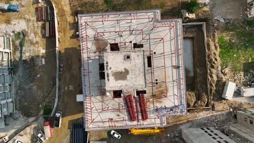 Blick auf die Baustelle von der Spitze des Daches der Wohnanlage