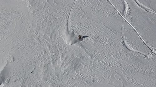 Skifahrer hinterlässt Spuren in der Neuschnee-Sequenz