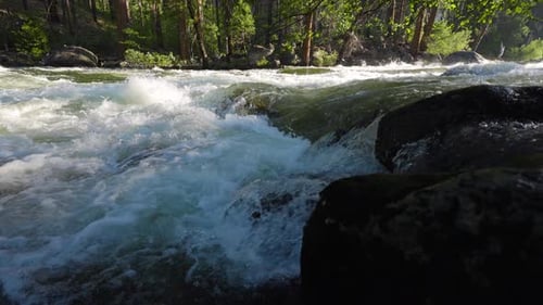 River Rapids im Merced River im Yosemite-Nationalpark. Zeitlupe.