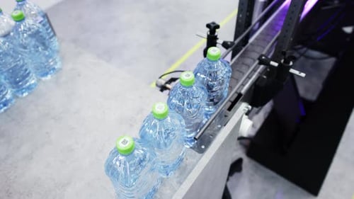 The Automated Bottling Process in Beverage Production Enhances Operational Efficiency and Quality