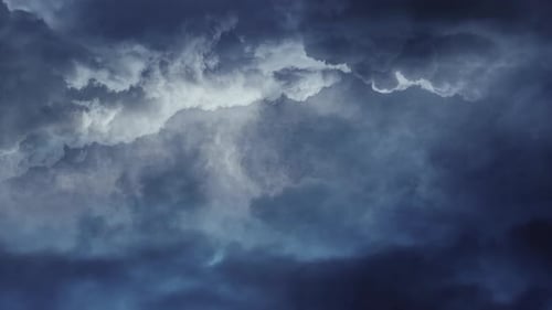 o trovão de relâmpagos cai no céu e nas nuvens escuras