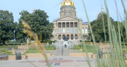 Des moines Iowa state capitol building exterior on a sunny day in the american midwest
