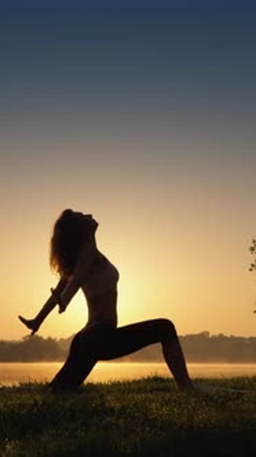 High Shot Junge Sportlerin macht Yoga, hält eine Pose und arbeitet konzentriert an ihrer Gesundheit