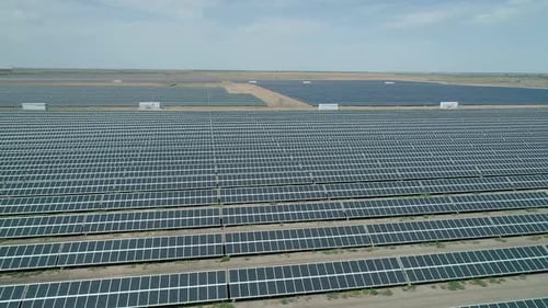 Luftbild einer riesigen Solarzellenstation Solarzellenkonzept für alternative erneuerbare grüne Energie