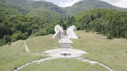 Le grand monument blanc Tjentiste Spomenik dans le parc national de Sotizka