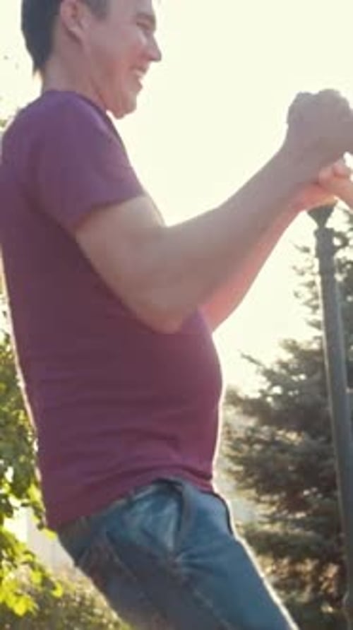 Glücklicher Vater und Tochter spielen in Summer Park Slowmotion