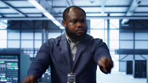 IT Expert Managing Data Center with Advanced Technology