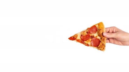 Video von einem Stück Pepperoni-Pizza in der Hand isoliert auf weißem Dach Ansicht auf Peperoni-Pizza Konzept für