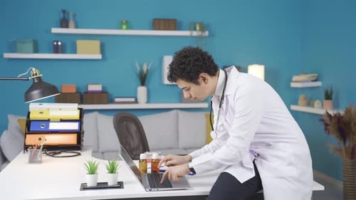 Chico exitoso, creativo y soñador con uniforme blanco y estetoscopio. Concepto de profesión futura.