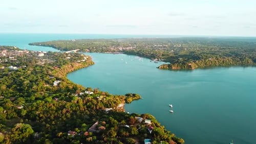 Vista panorâmica do riacho Kilifi durante um dia brilhante de verão no litoral