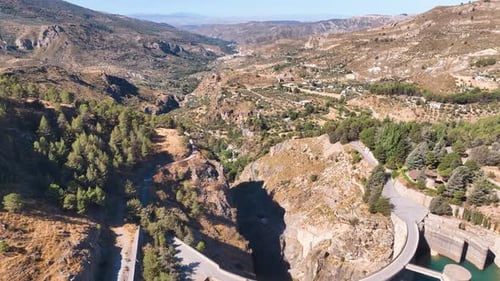 Survol aérien des incroyables parois abruptes du barrage du lac Quentar, en Espagne, Granada Espana