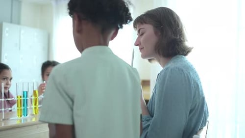 Teacher and students, Learn and experiment with science in a school science classroom.