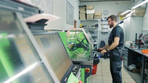 Diagnose von Dieseleinspritzdüsen unter dem Mikroskop Der Meister untersucht die Düse unter dem Mikroskop