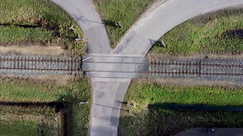 Vue aérienne prise par un drone en train de zoomer lentement sur une voie ferrée.