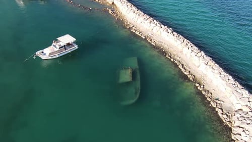Boot sinkt im Meer