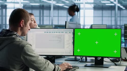 IT-Experte überwacht Rechenzentrums-Supercomputer, die mit einem Mockup-Computermonitor arbeiten