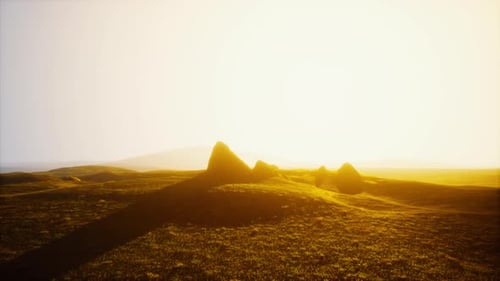 Hochgebirgssommerlandschaft und Wiese mit riesigen Steinen im Gras