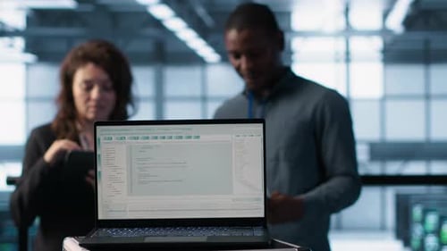 Programmiersprache auf einem Notebook, das von IT-Experten für Serverräume aus der Nähe verwendet wird