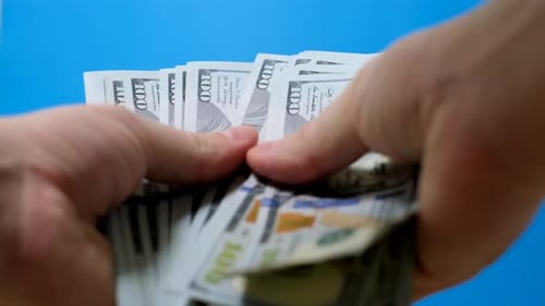 Nahaufnahme eines Mannes, Finanzberater, der Geld-Dollar-Scheine hält