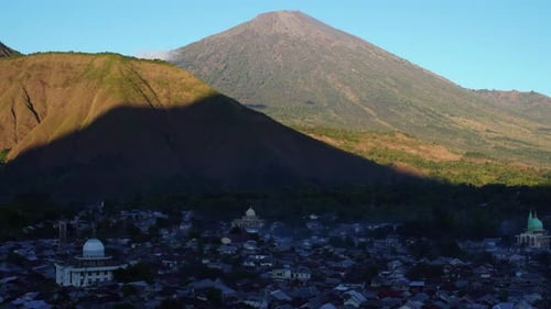 Timelapse du lever du soleil dans le village de Sembalun entouré par l'agriculture de Lombok