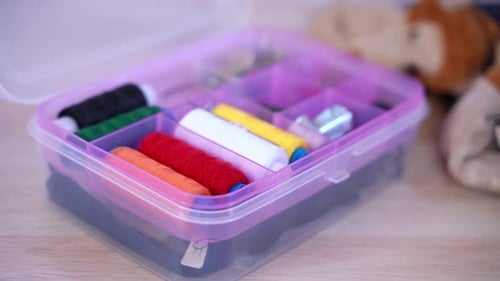 Fil vibrant dans une boîte de rangement