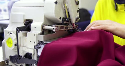Tailleur travaillant sur une machine à coudre électrique