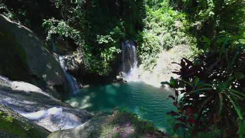 Caminhe em direção à lagoa das cataratas de Kinahugan em Bohol