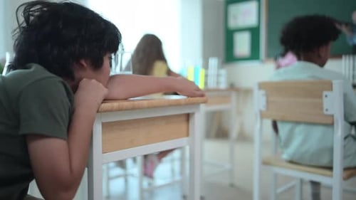 Teacher and students, Learn and experiment with science in a school science classroom.