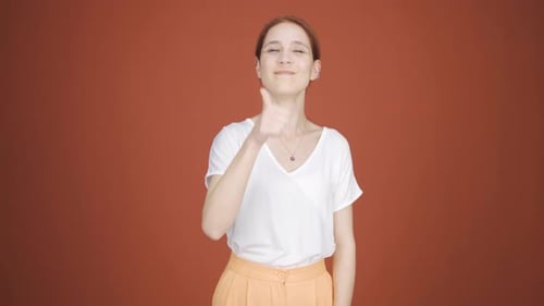 Die Frau, die in die Kamera schaut, sagt, du bist unglaublich.