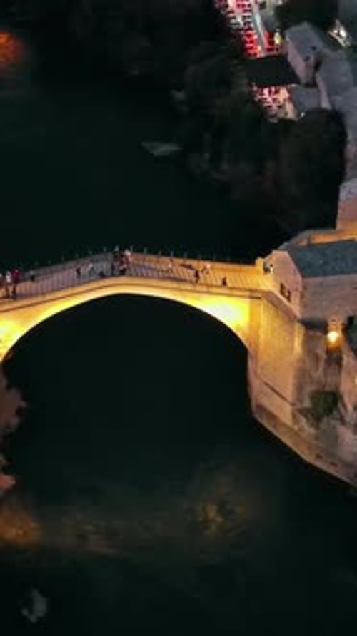 Alte Brücke in Mostar bei Nacht in Bosnien-Herzegowina