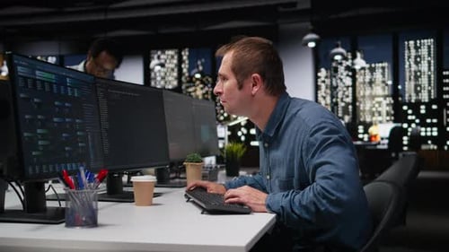 Desenvolvedor de software no Office digita código no computador Desenvolvendo aprendizado de máquina