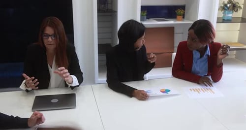 Colegas multigeneracionales que trabajan en una oficina de negocios - Emprendedores multirraciales People Shari