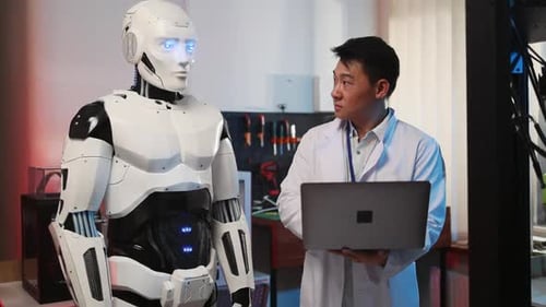 New York, 27 avril 2020 : un développeur scientifique chinois en blouse blanche utilisant un ordinateur portable coopérant avec l'IA