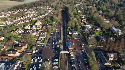 Luftbild eines Zuges am Bahnhof Digswell in Großbritannien