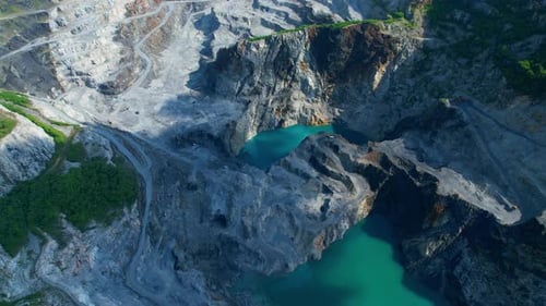 Drohnen fliegen über schönen Steinbruch. Steinindustrie