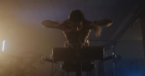 Sport: Frau, Mädchen, trainiert mit einem männlichen Athleten, macht Sit-Ups auf dem Boden des Fitnessraums und wirft Medizinball zum