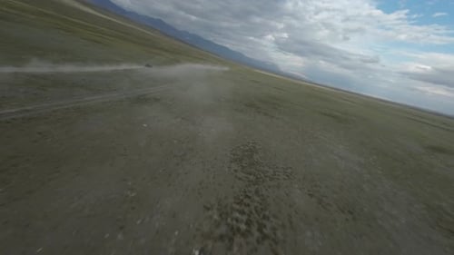 Viaje en buggy por el desierto de Altai. Paisaje montañoso con colinas y un hermoso cielo azul con nubes.