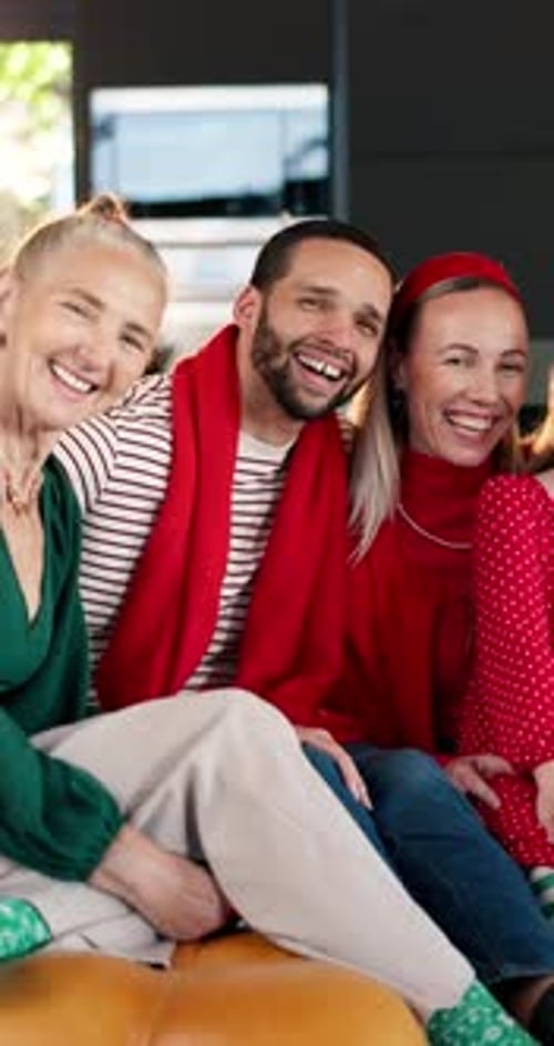 Navidad, cara y familia con sonrisa, hogar y unión con amor, relax y generaciones